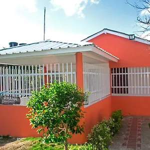  Hostal Ohana Lodging